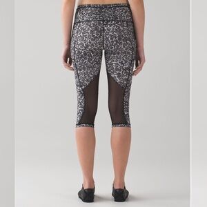 Lululemon Outrun 17" Crop Mini Cinder Lace White Black / Black size 8